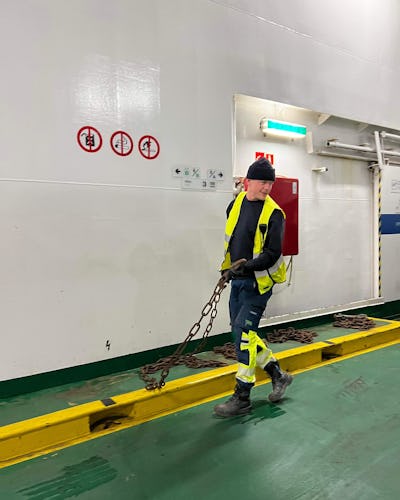 Charlie Johansson arbetar på ett båtdäck.