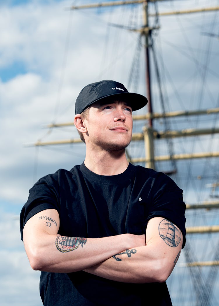 Charlie Johansson framför masten på en båt.