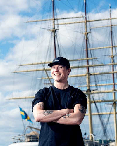 Charlie Johansson står framför