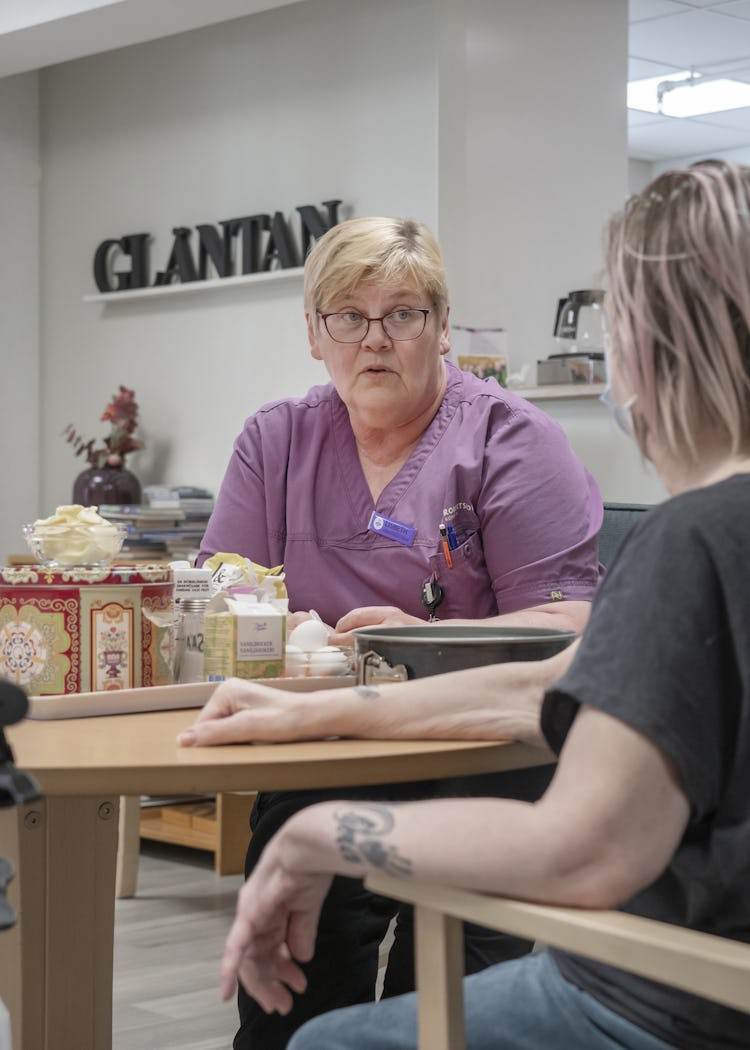 Undersköterskan Lisbeth Johansson pratar med en av de boende på Gläntan vid korttidsboendet Nysätragården i Robertsfors.