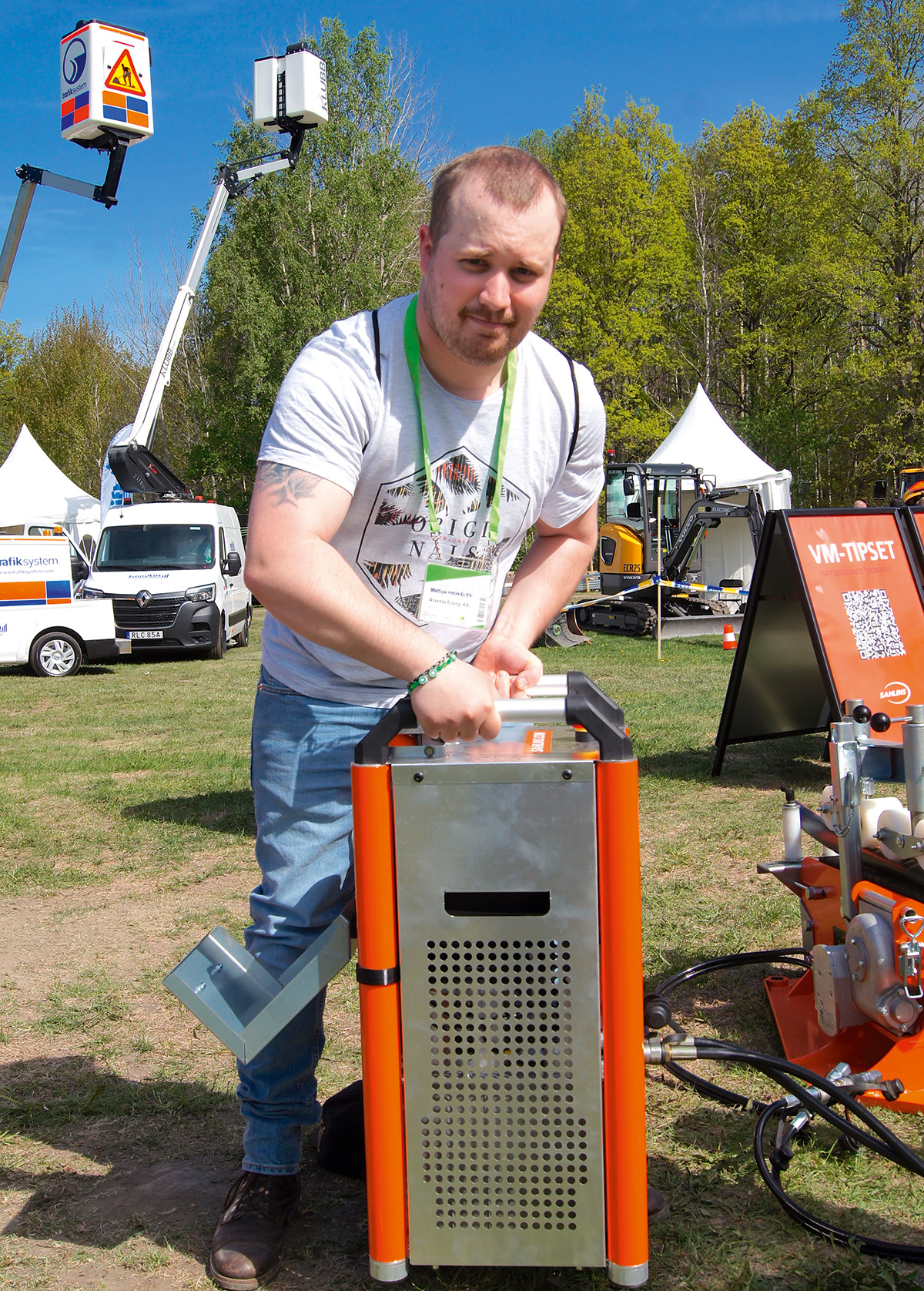 Andreas Bäckström provlyfter ett portabelt hydraulaggregat.