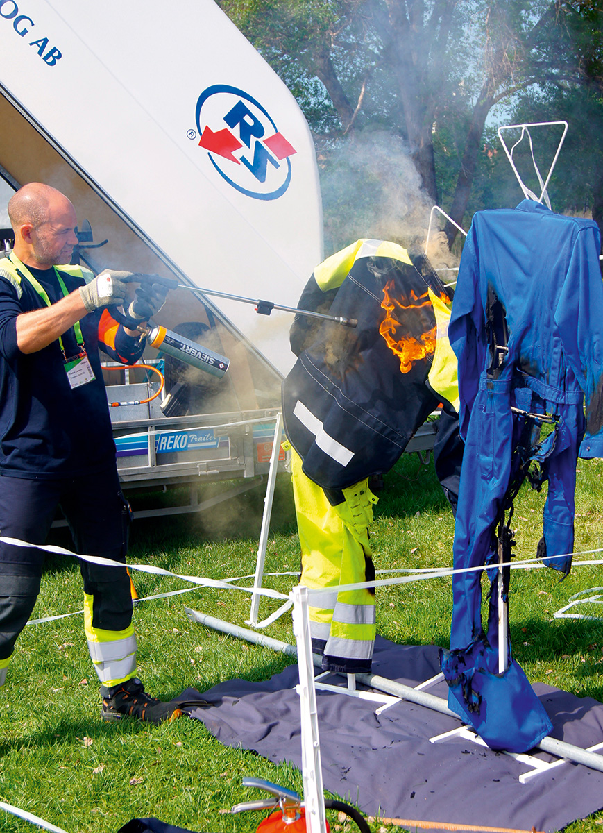 Fredrik Larsson demonstrerar flamskyddsplagg.