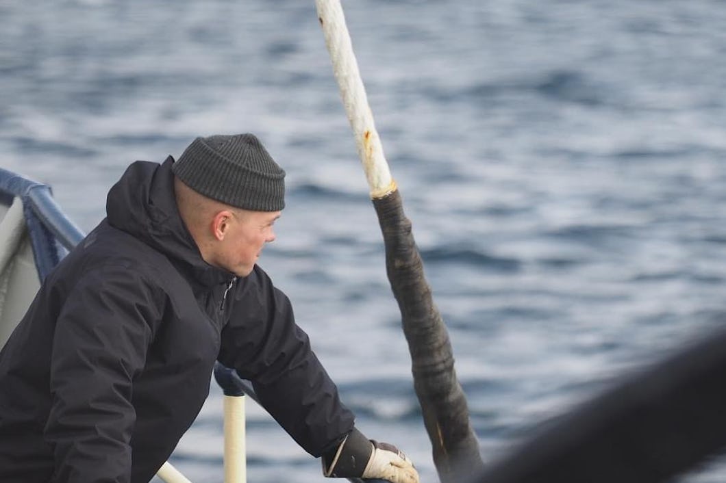 Charlie Johansson arbetar vid relingen på en båt.