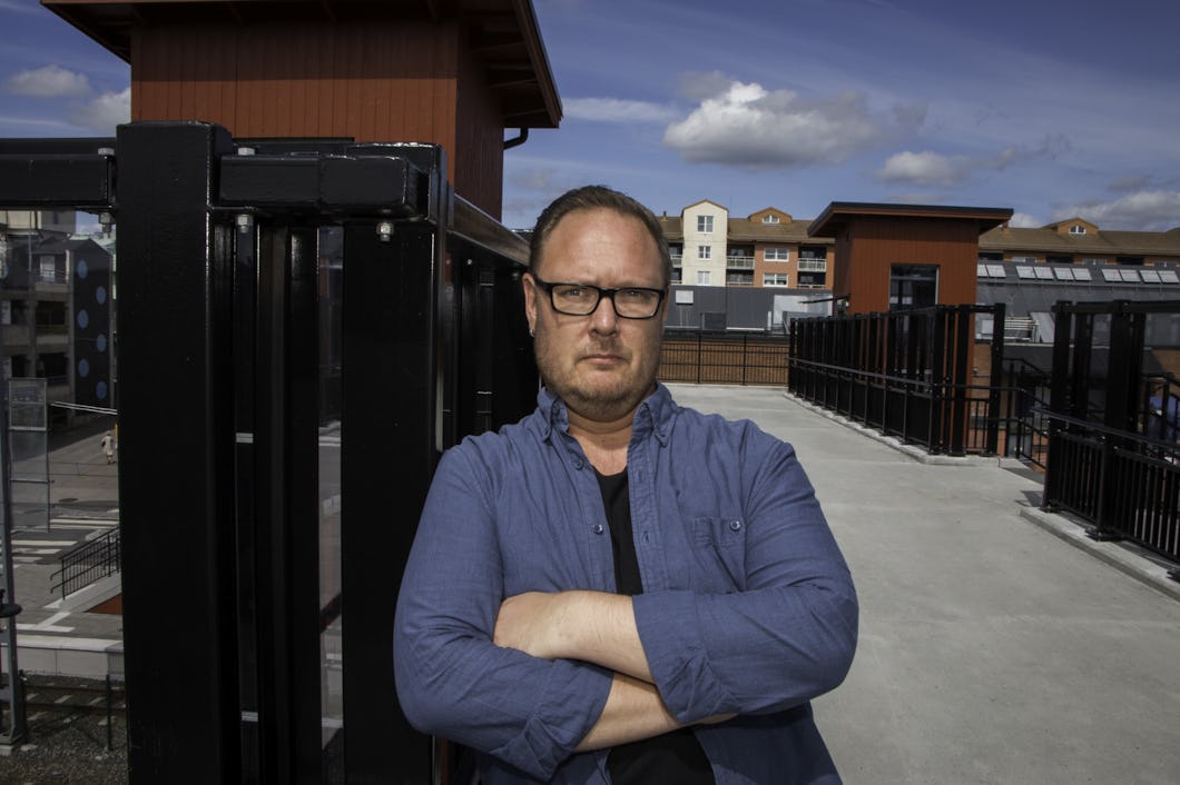 Daniel Lundin framför en röd byggnad utomhus.