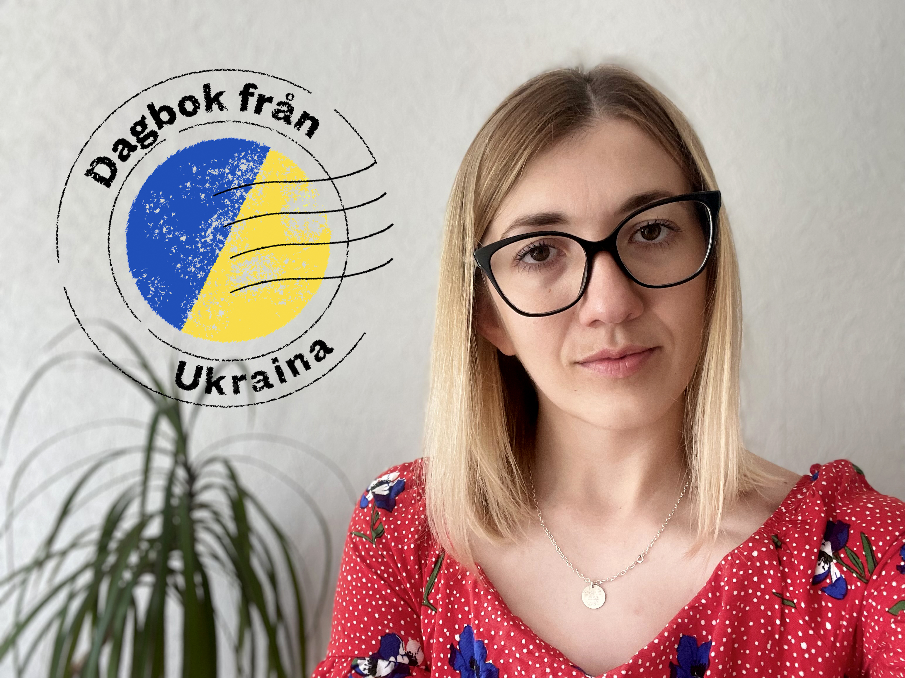 En blond kvinna i svarta glasögon och röd tröja framför en vit vägg. Till vänster i bild finns en logotyp med texten: "Dagbok från Ukraina."