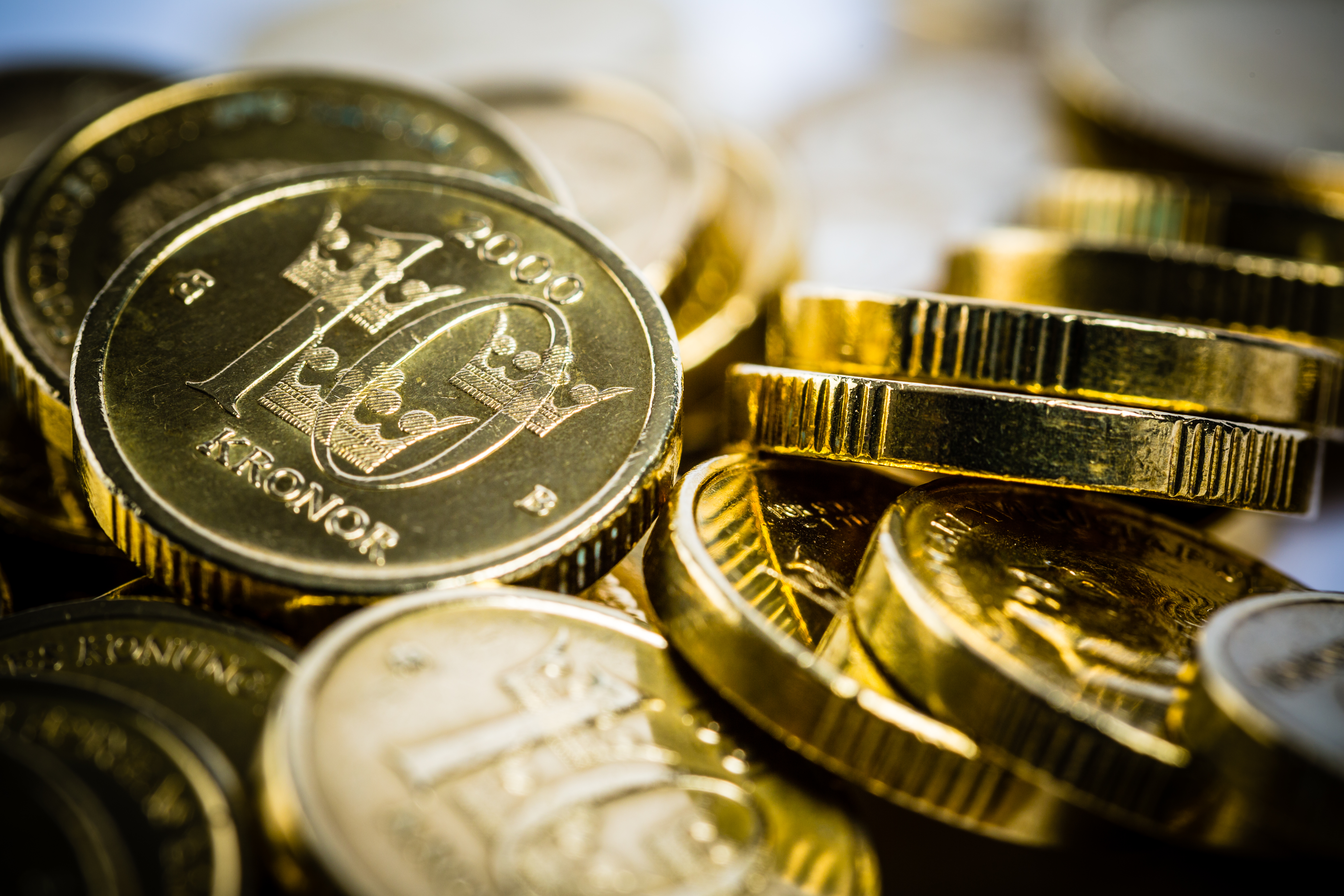 Många tiokronor i en hög