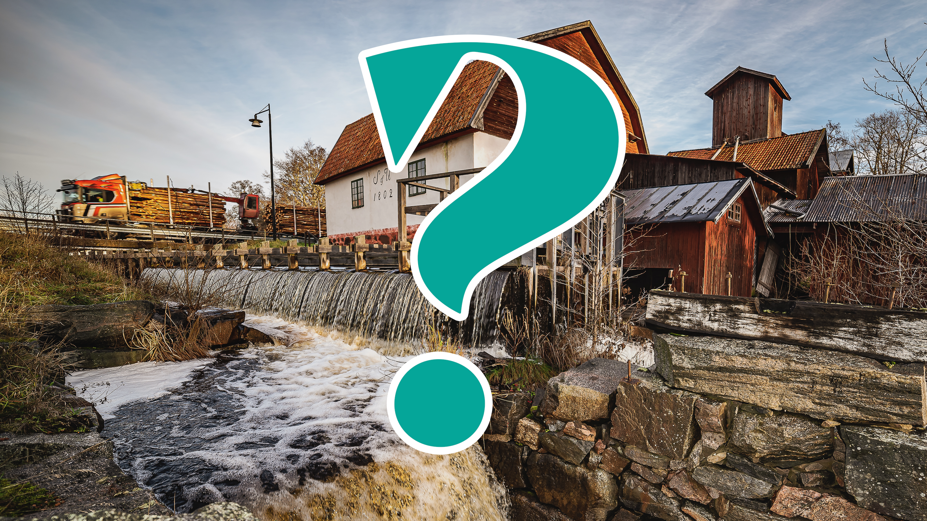 Ett stort frågetecken framför en kraftverksdamm invid en lada.