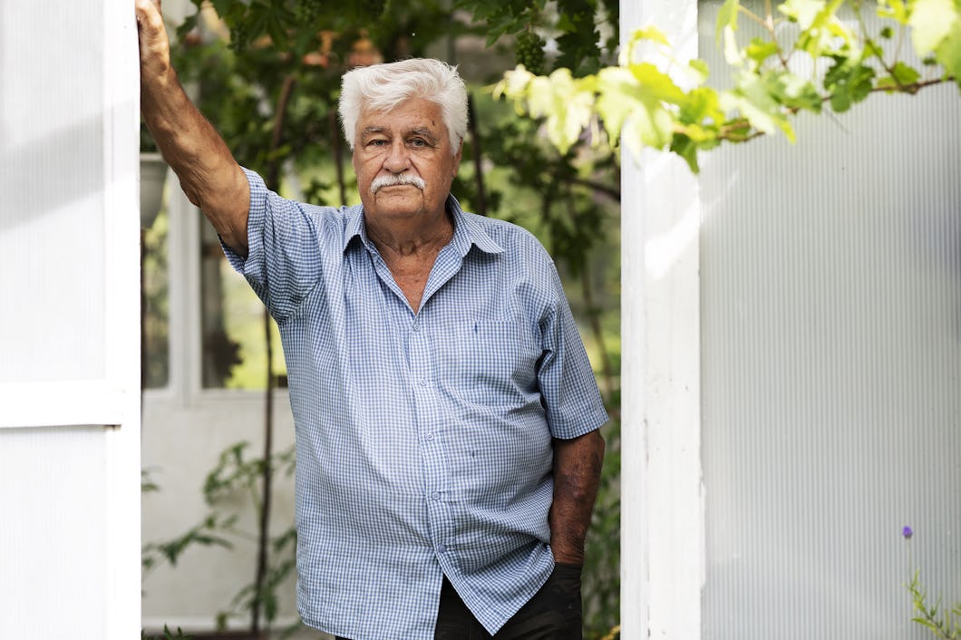 Bild på pensionären Allf Sandqvist som lutar handen mot en vägg.