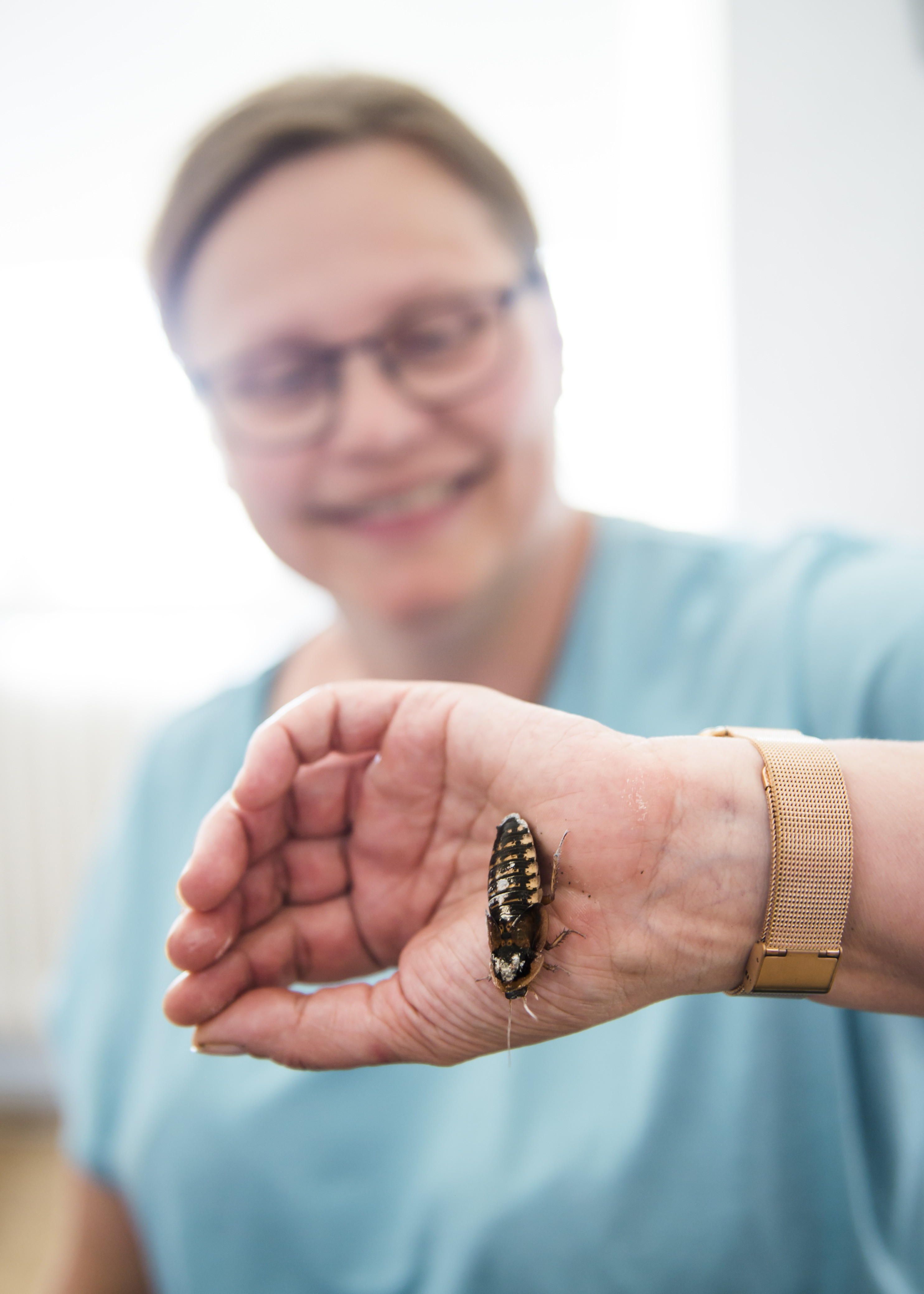 Tågvärden Britt-Inger Rydland med en kackerlacka på sina handflata.