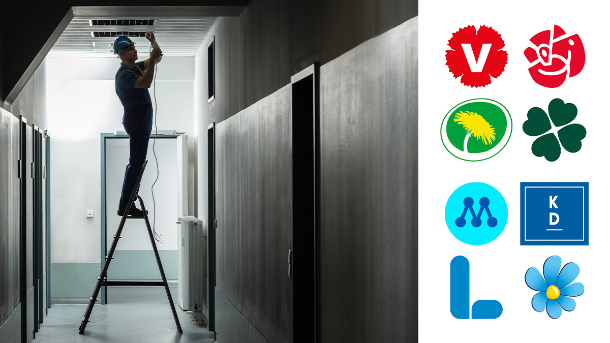 En elektriker jobbar ensam på en trappstege.