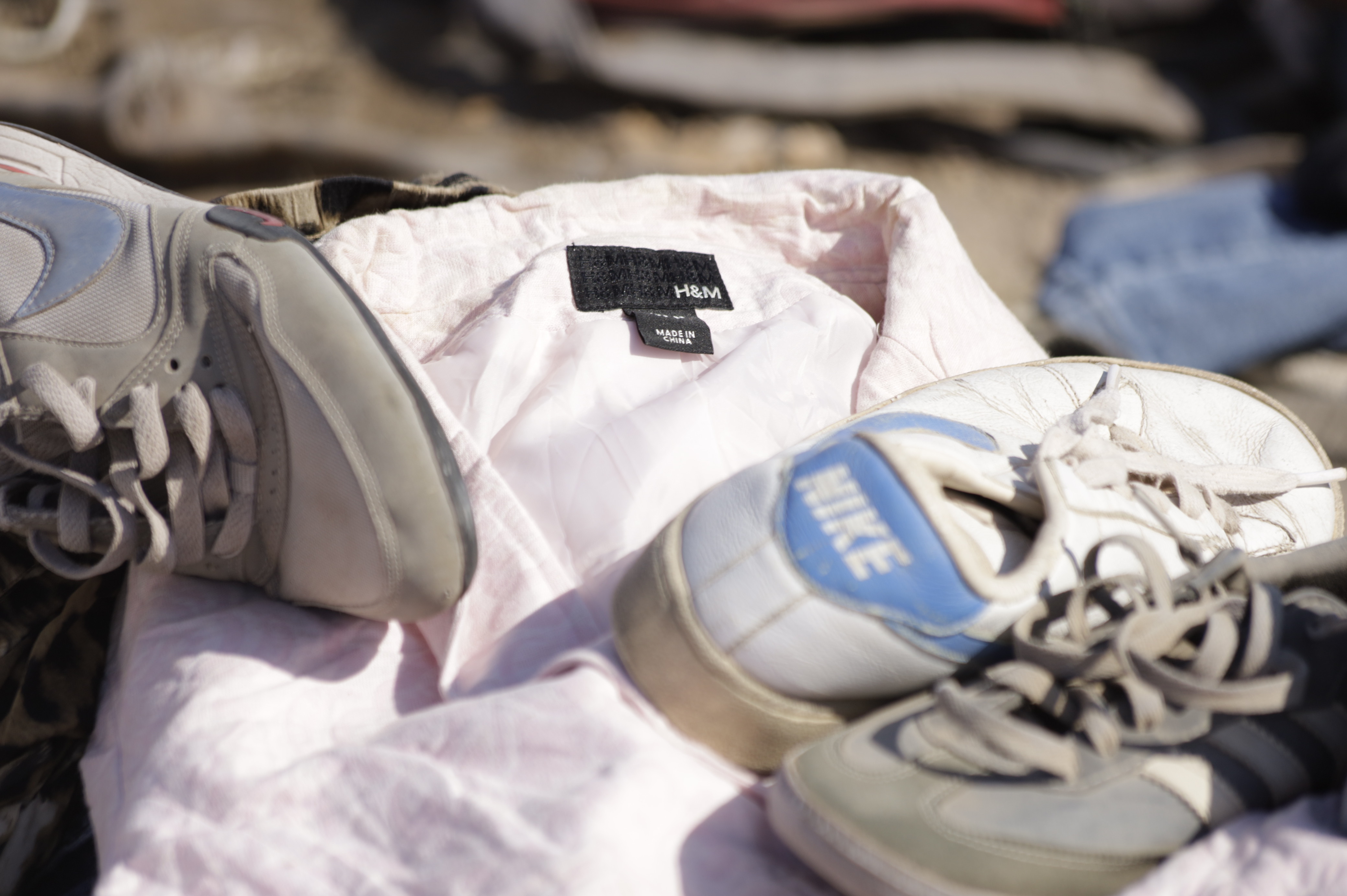 En rosa skjorta från H&M ligger på en soptipp.