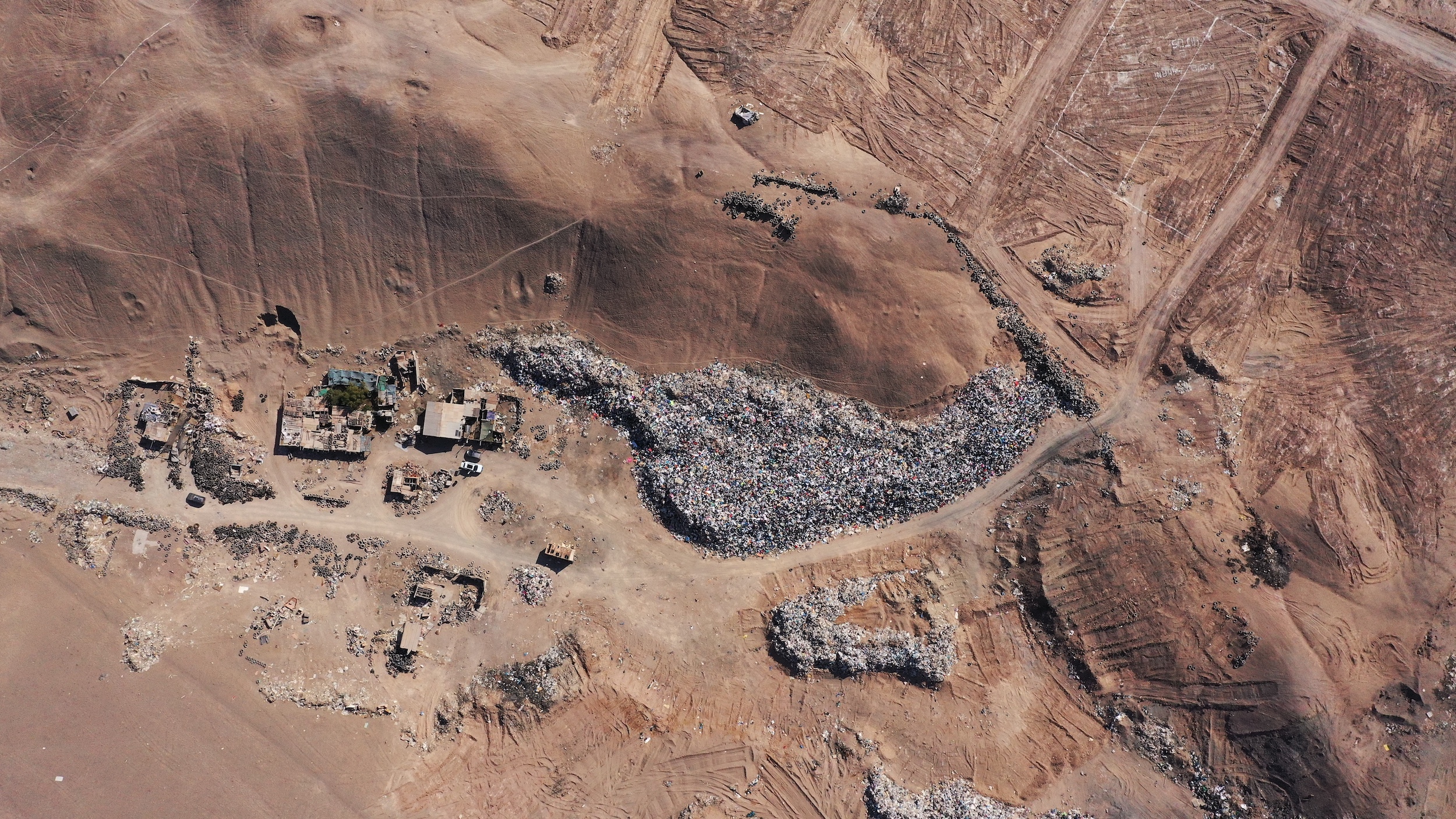 Flygfoto av en illegal soptipp i Chiles Atacamaöken.