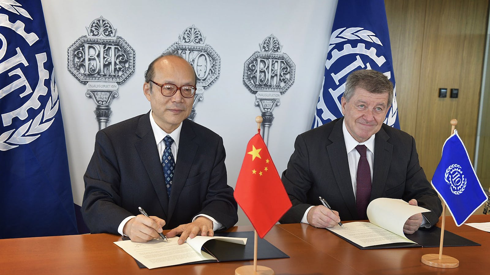 Ukraina bokira qizlar porno onlayn Chet ellik rassomlar ishtirokidagi porno tomosha qiling