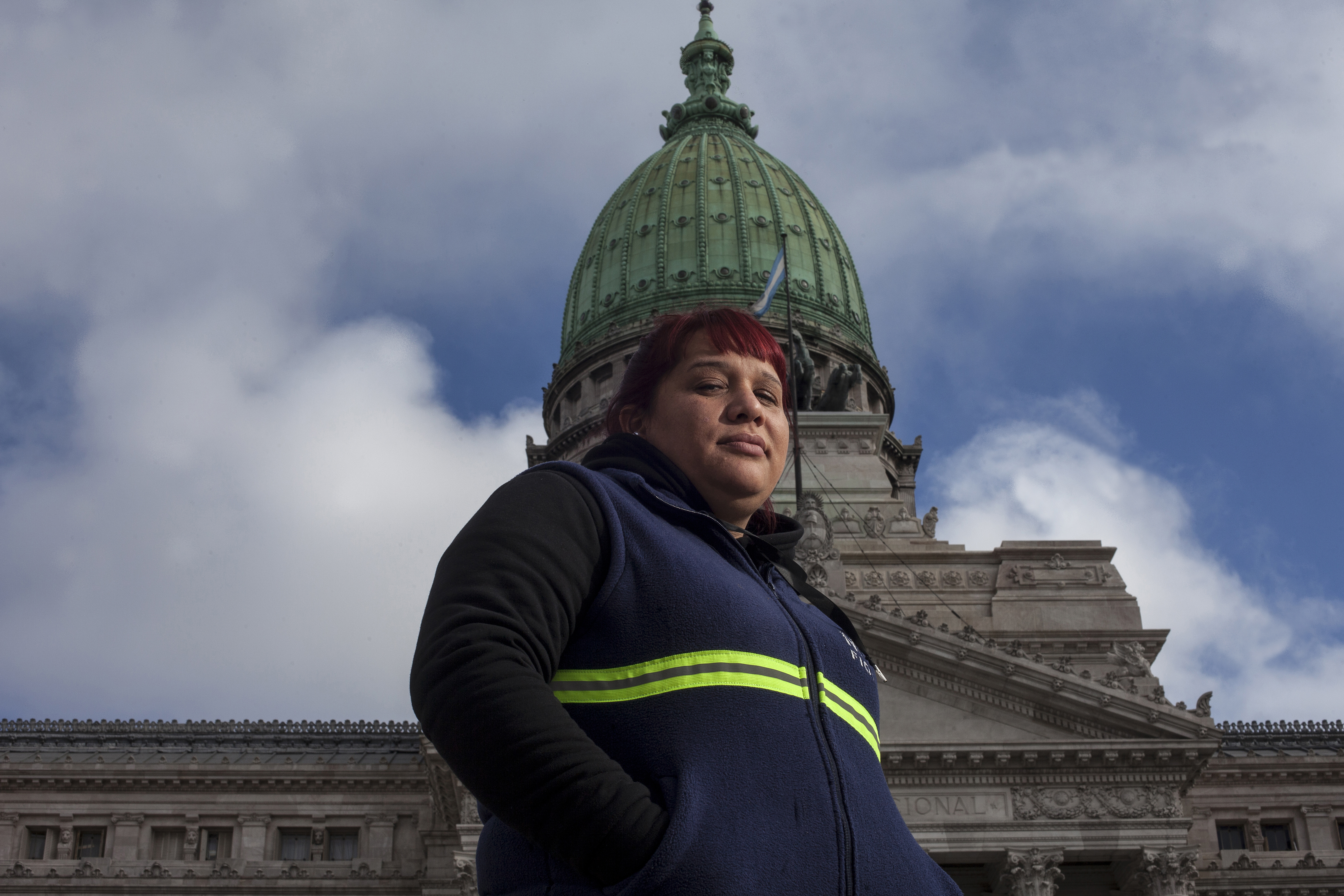 Natalia Zaracho, iklädd en renhållningsarbetares uniform, fotograferad framför parlamentet i argentinska Buenos Aires.