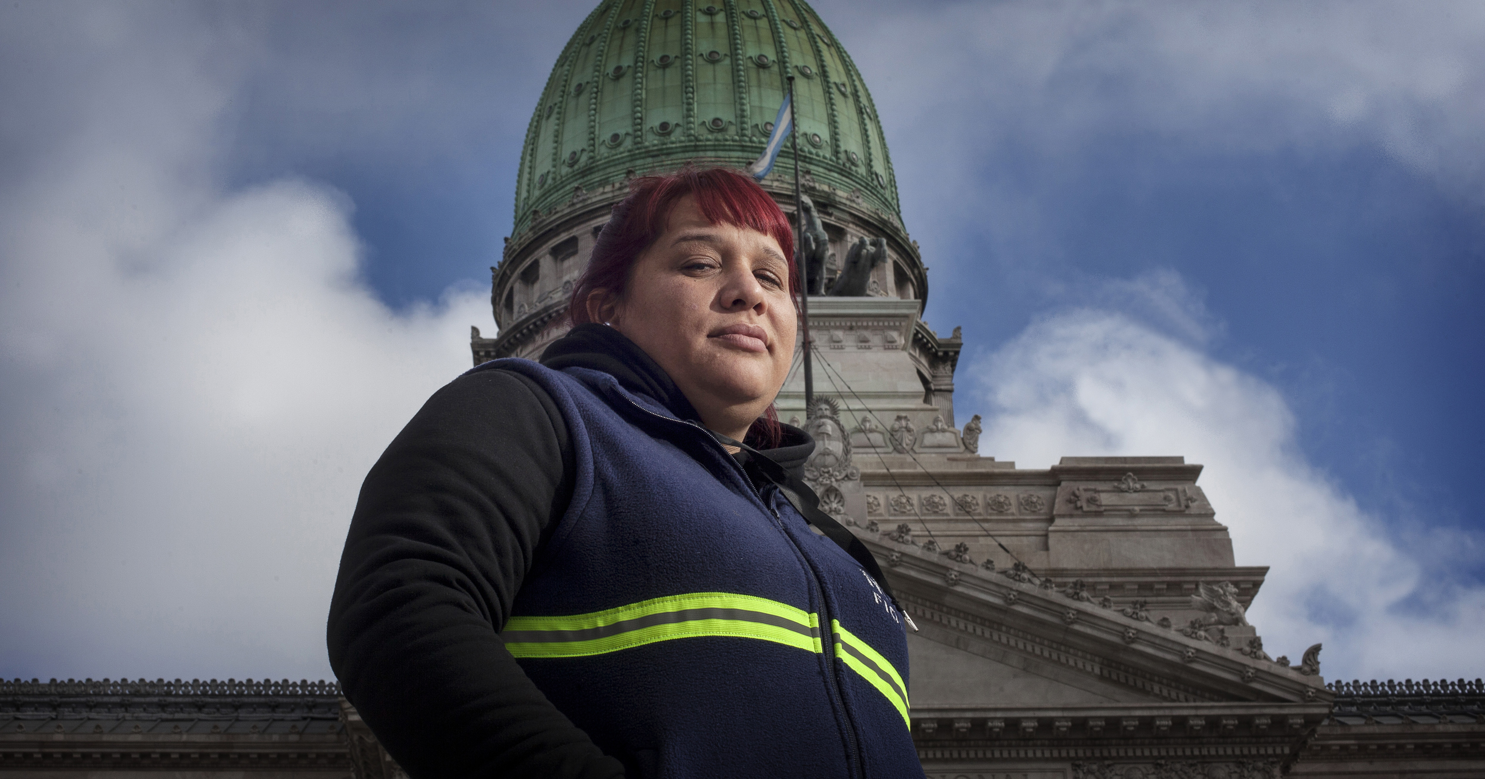 Lumpsamlaren Natalia Zaracho fotograferad framför Argentinas parlamentsbyggnad.