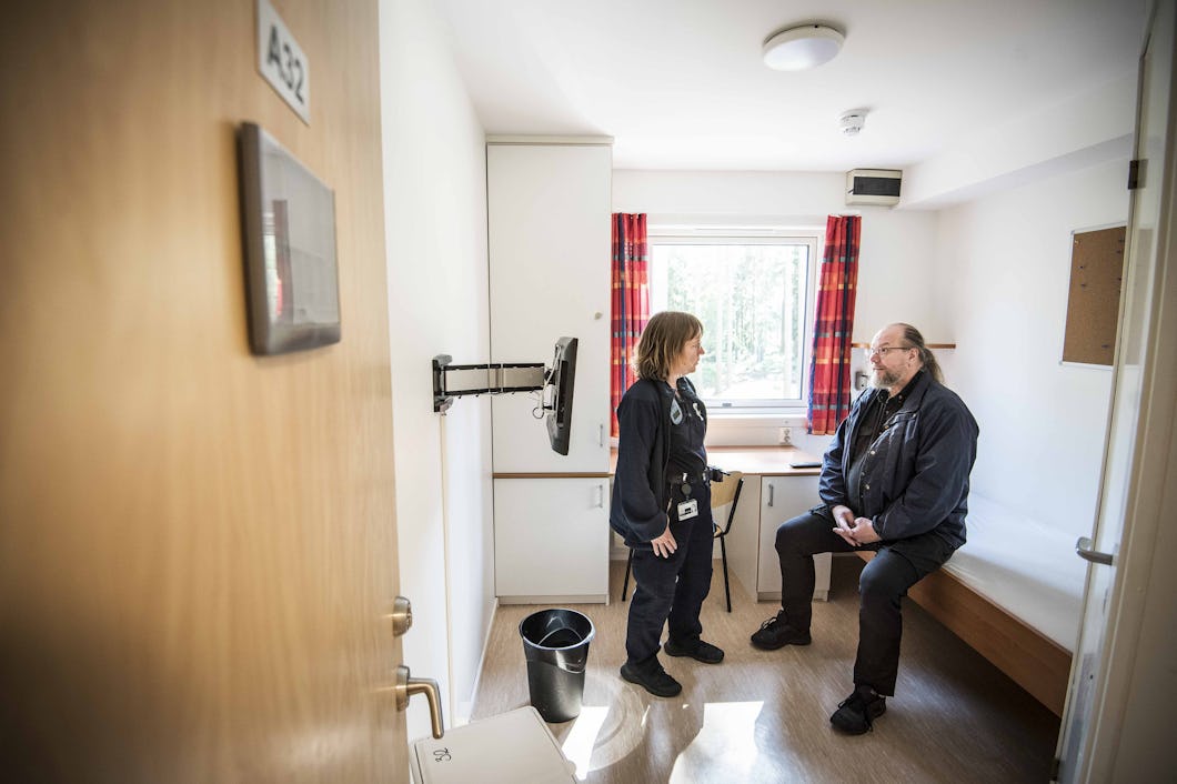 Två kriminalvårdare pratar med varandra