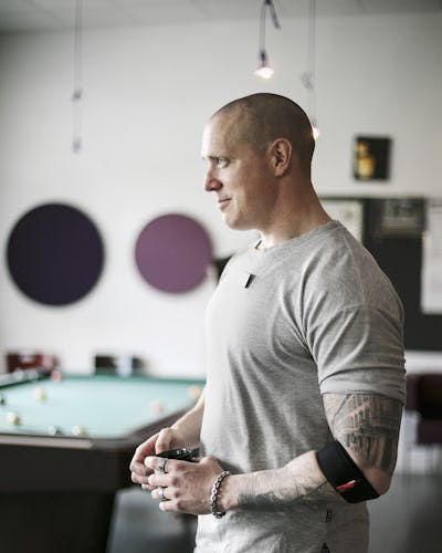 Fritidsledaren Filip Ekström säger att han vill jobba med individer, inte grupper. »Så jag kommer inte att belysa deras utsatthet, utan jag vill alltid belysa deras styrkor.«