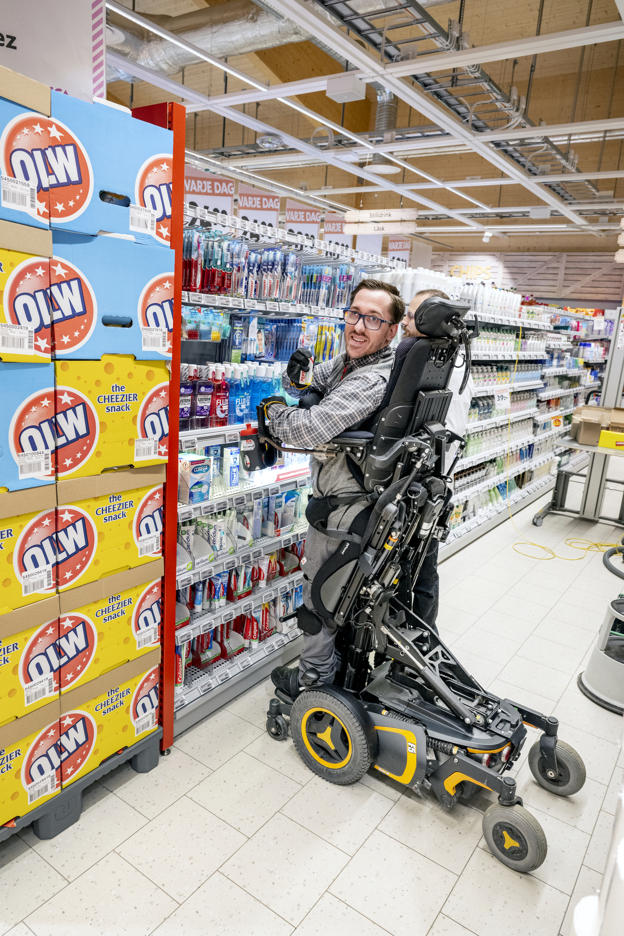 Anton Bäck plockar upp varor