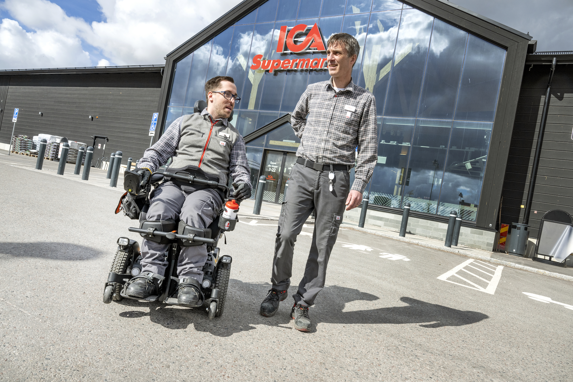 Anton Bäck med sin chef Tomas Olsson.