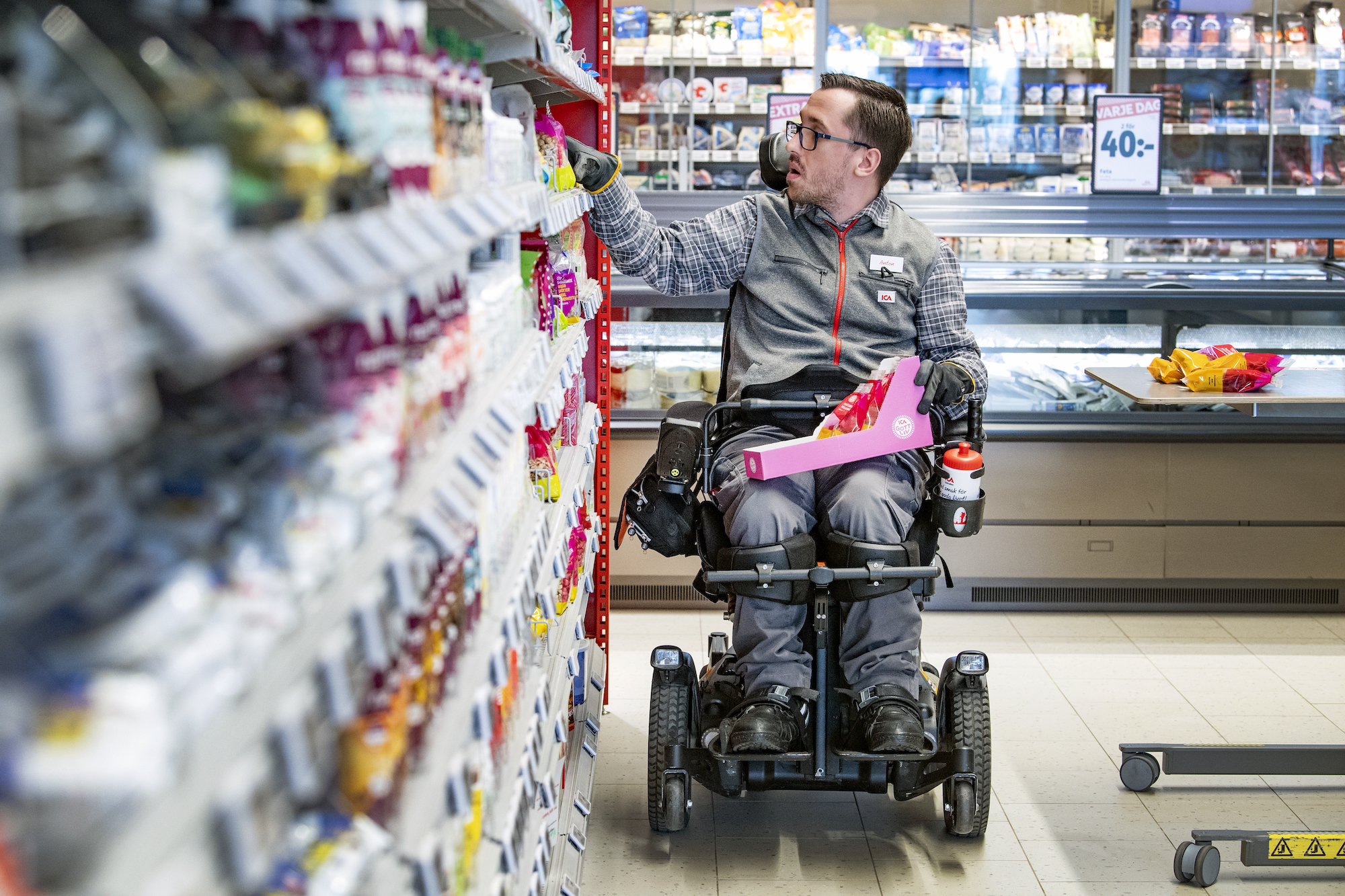 Anton Bäck plockar upp varor