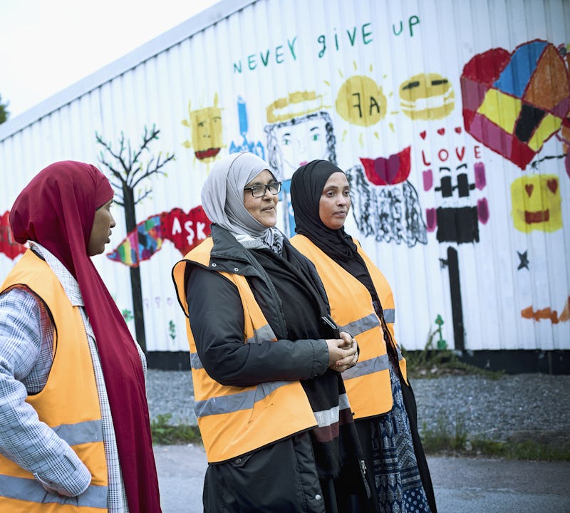 Städaren Suleekha Abdi (i mitten) har bott i Biskopsgården i 25 år. Tillsammans med sina vänner från Somalia har hon startat föreningen TDO, som förutom att nattvandra också har aktiviteter för unga tjejer.