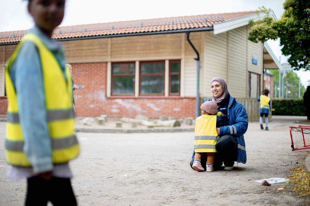 Barnskötaren Nissen Aychan bedriver rörelseaktivitet för förskolebarn efter jobbet. »Många i området har inte råd att skicka sina barn på aktiviteter«, säger hon.