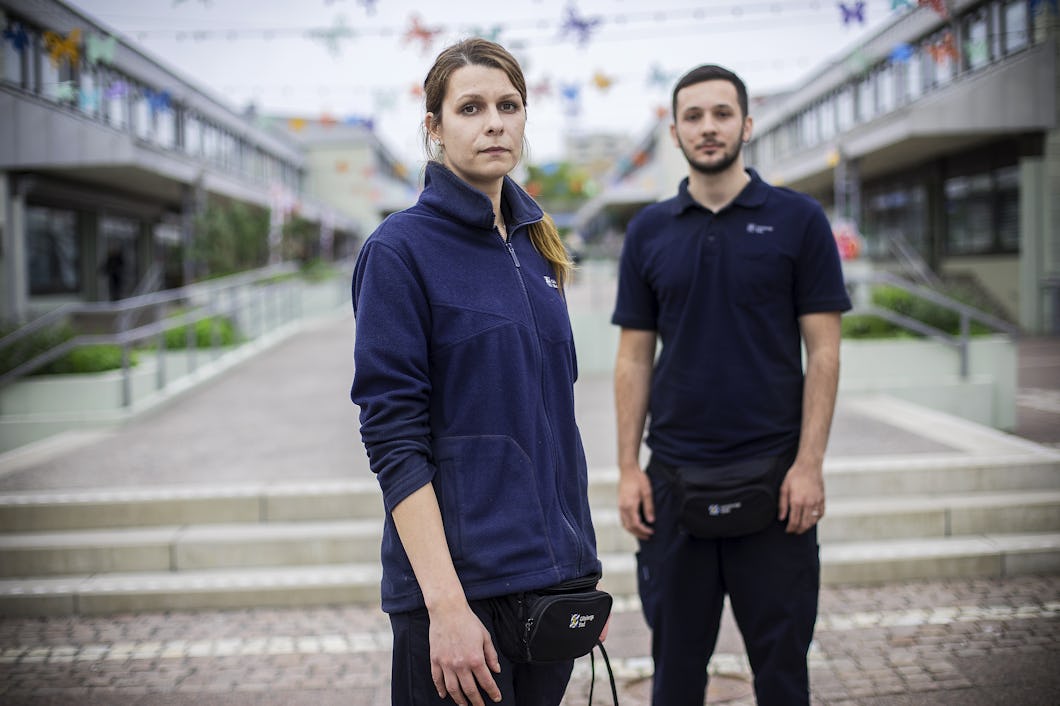 Undersköterskan Blendi Maxhera (till höger) var bara minuter från att bli träffad i en skottlossning. Här tillsammans med kollegan Rimanté Pocinaité på Vårväderstorget.