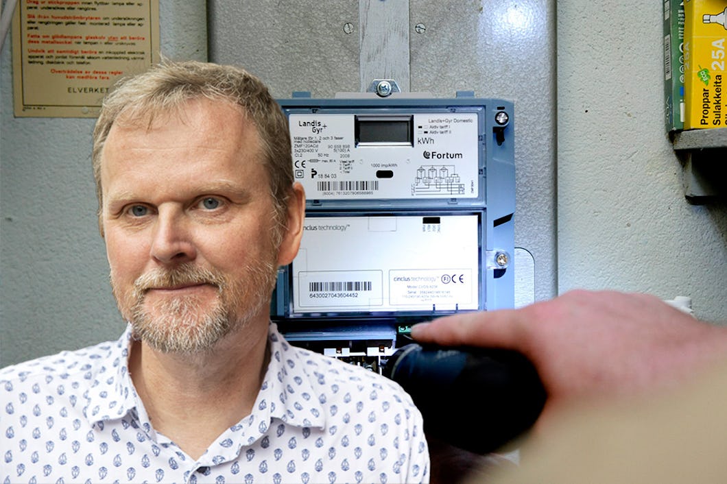 Elektriker jobbar, infälld bild på Urban Pettersson.