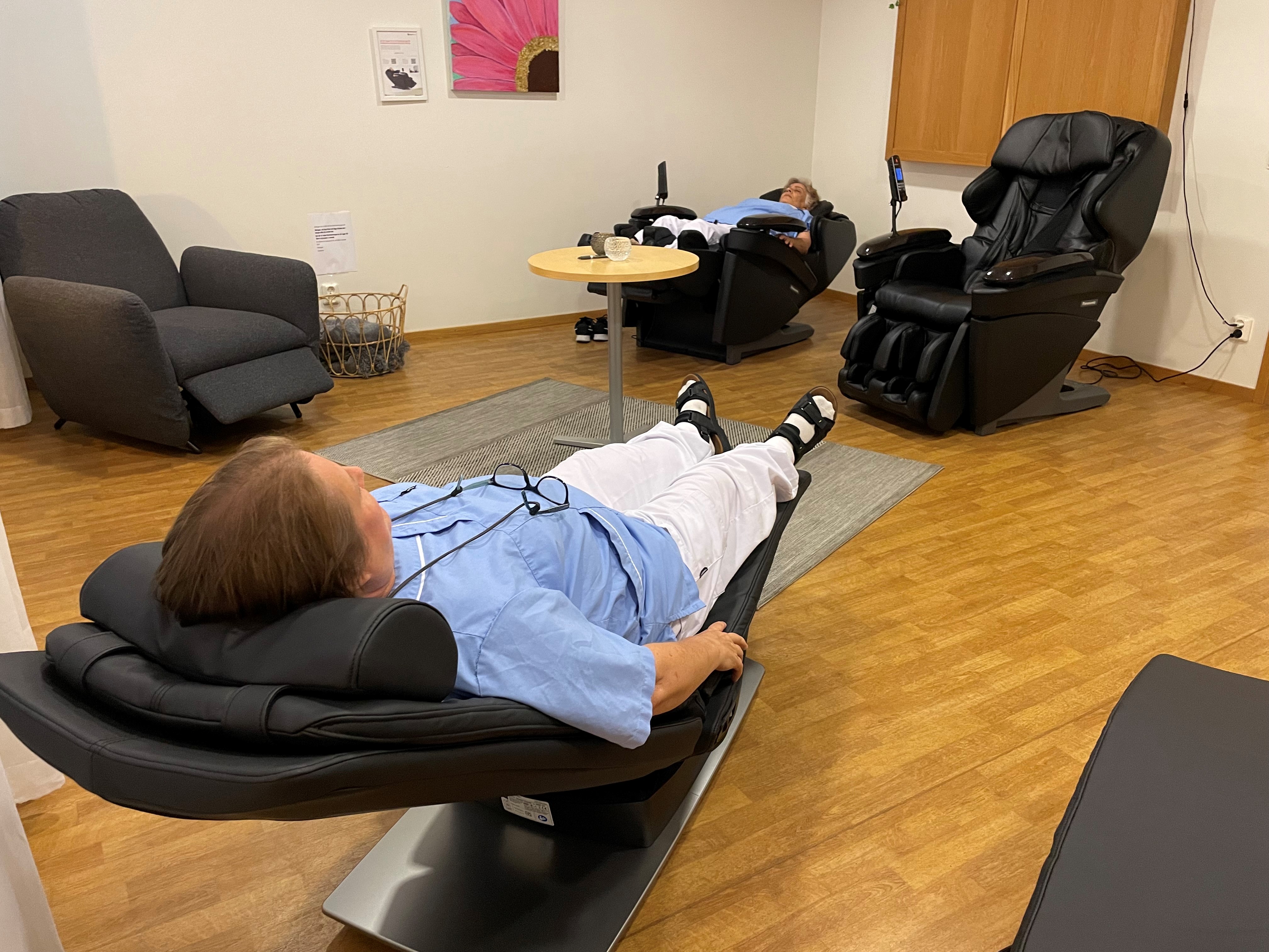 Nya massagefåtöljer i Täby.