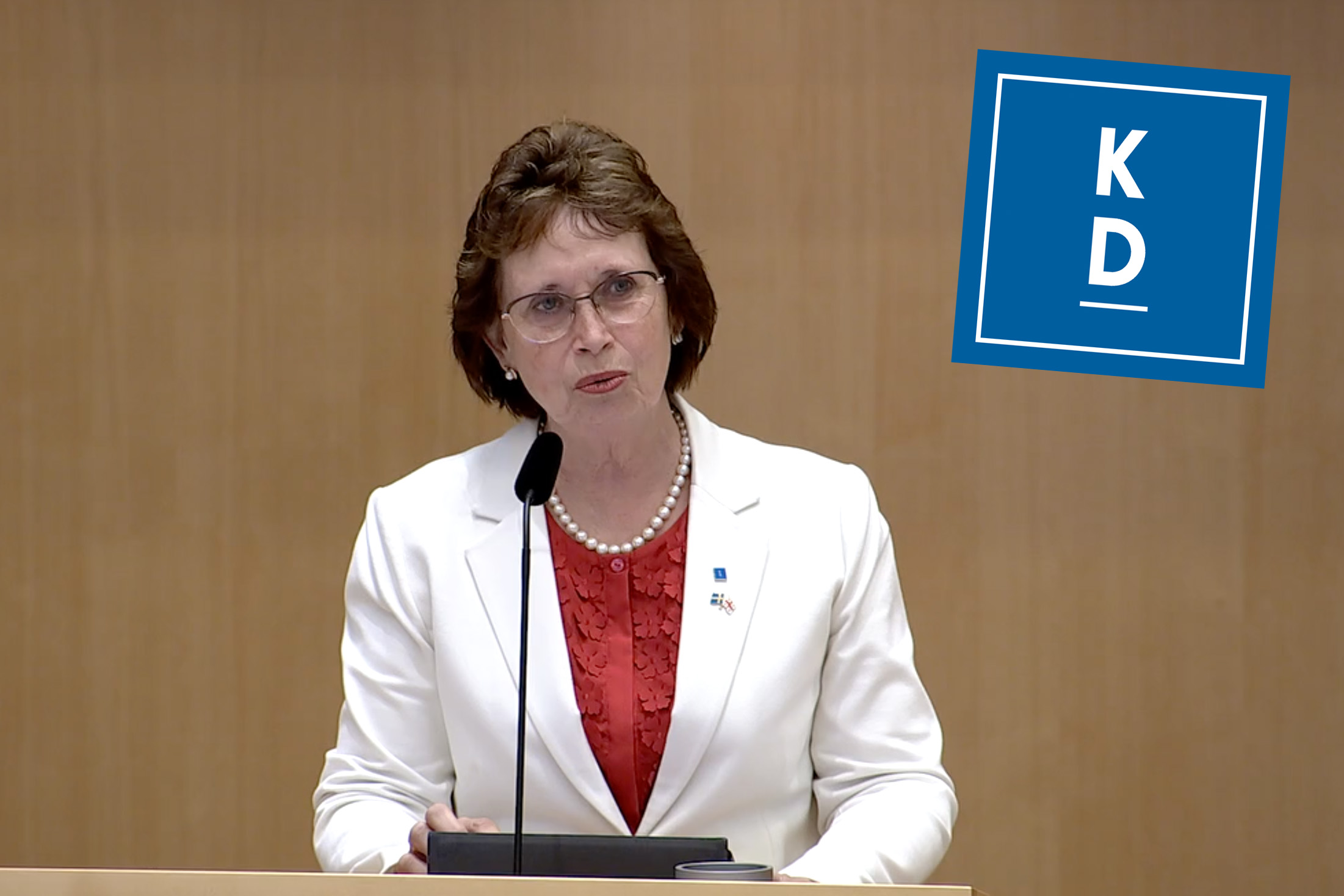 Porträtt på Gudrun Brunegård i riksdagens talarstol.