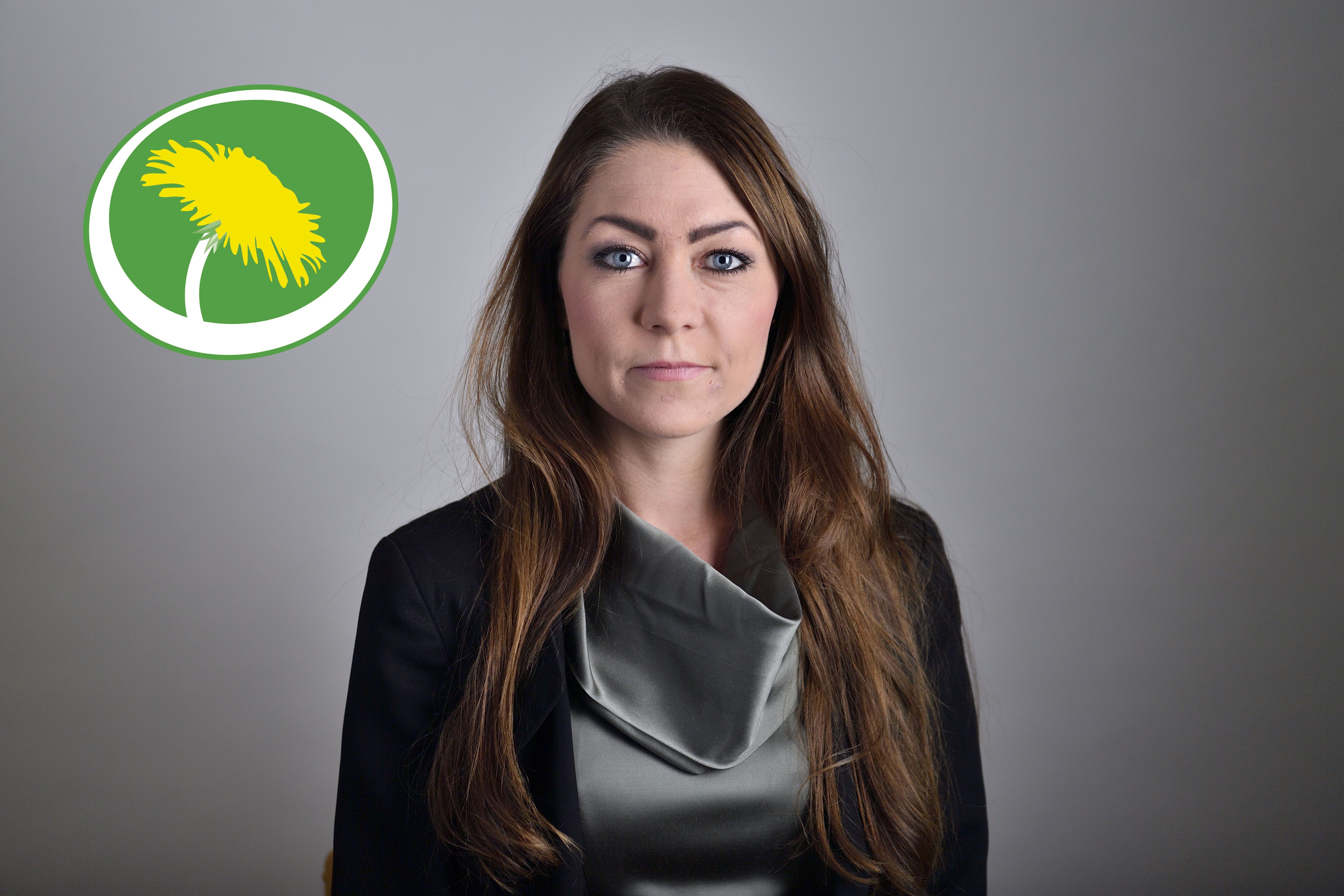 Porträtt Maria Ferm, Miljöpartiets logga inlagd i bilden