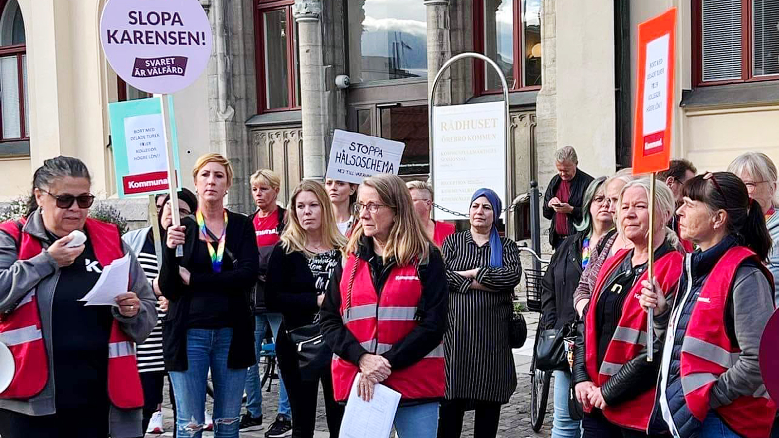 Vårdpersonal protesterar i Örebro.