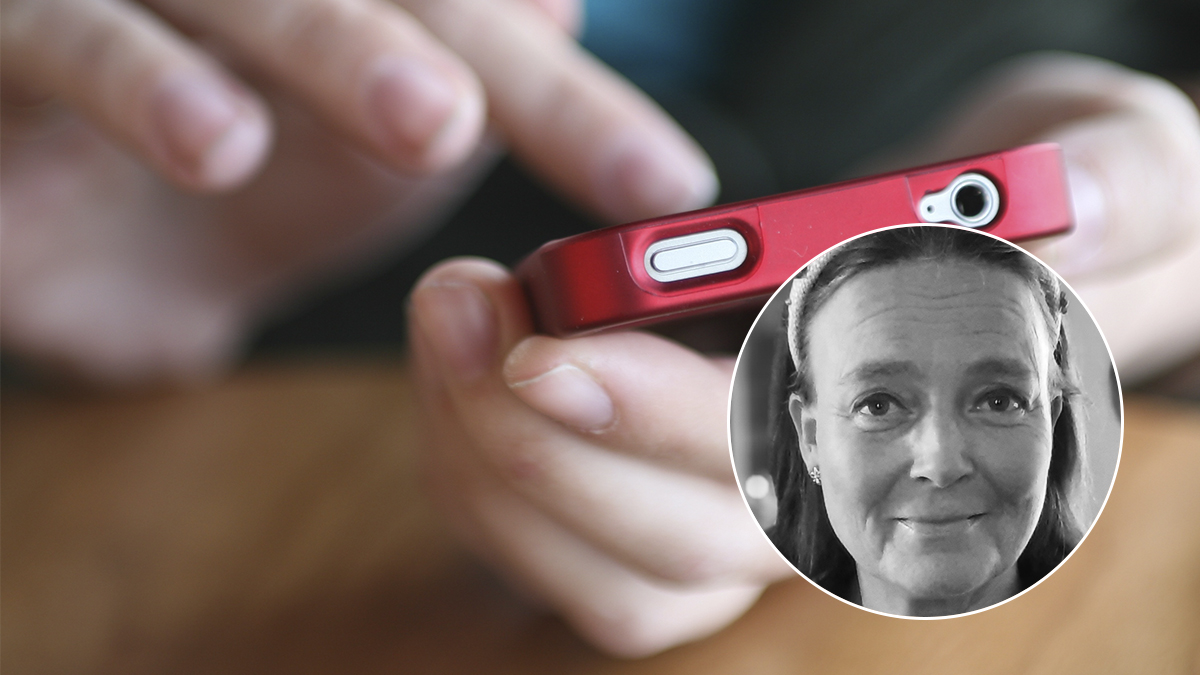 anonym person som håller en mobiltelefon