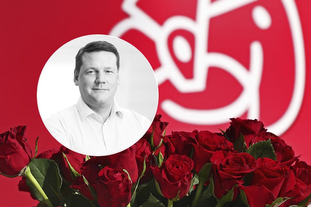 Socialdemokraternas logotyp och röda rosor, samt en porträttbild på partisekreteraren Tobias Baudin