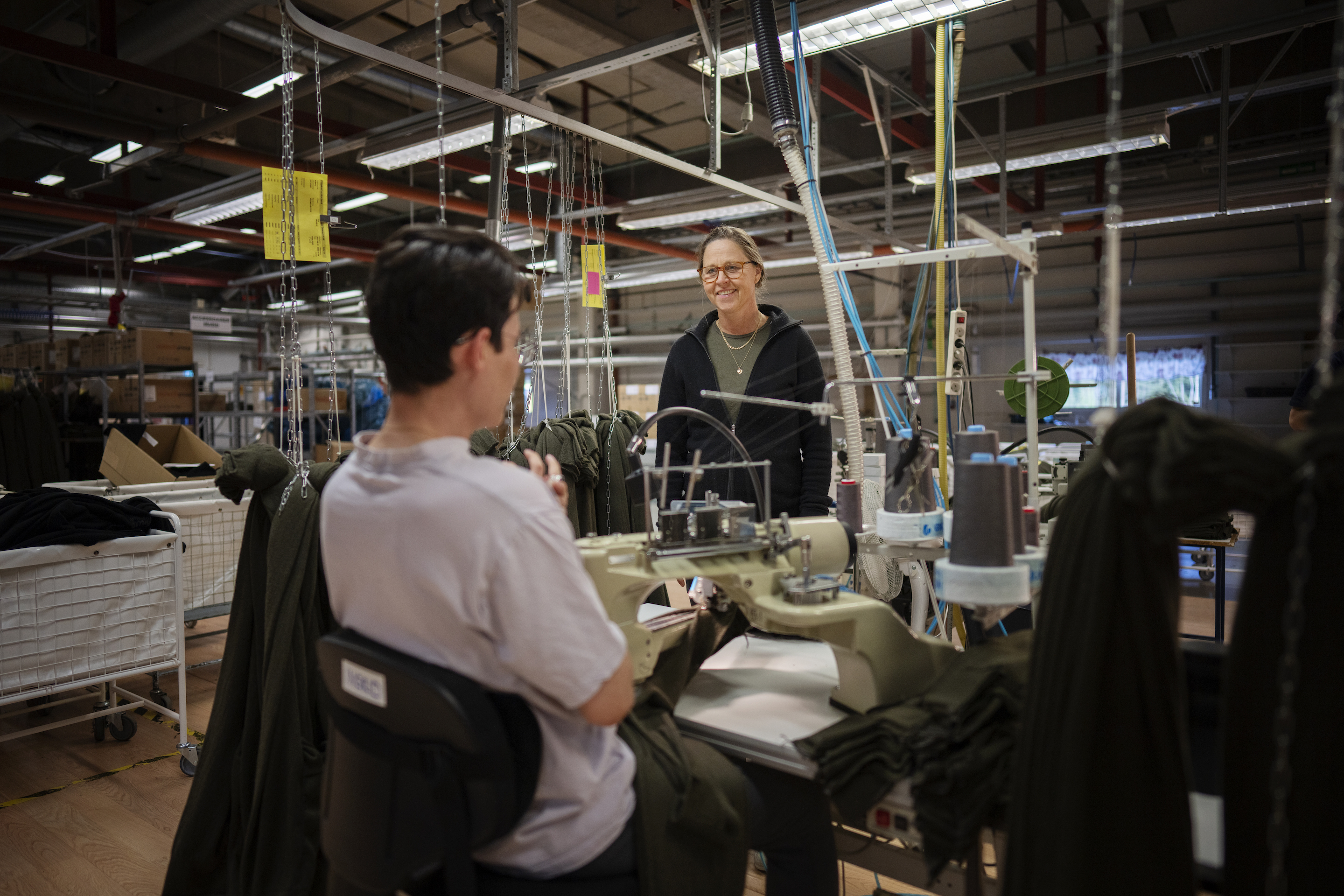 Produktionschef Anna Sjöberg pratar med en anställd på Woolpowers fabrik i Östersund.