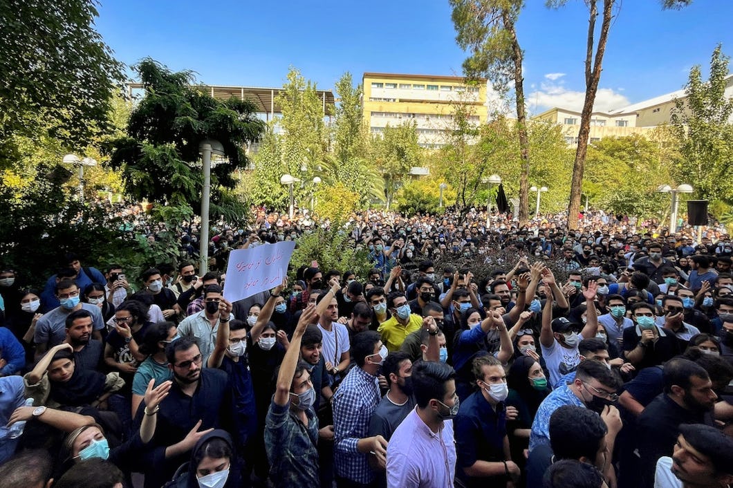 Iranska universitetsstudenter demonstrerar på skolområdet.