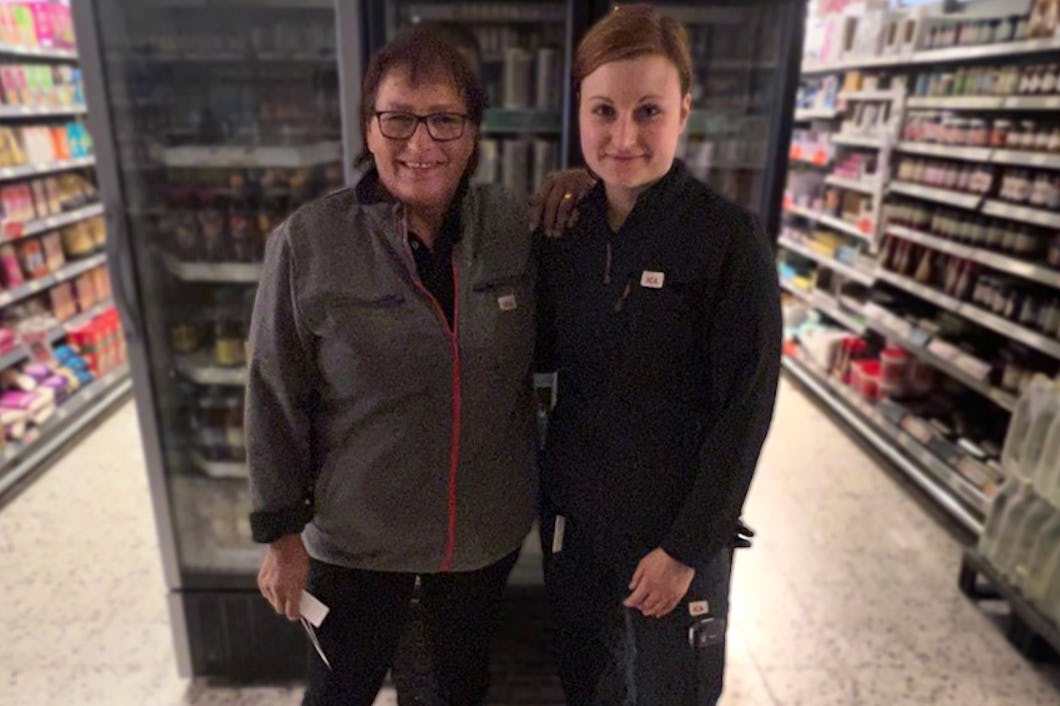 Anu Hagstedt och Annika Rabenschlag jobbar på Ica Nära i Fliseryd som sparar ner på elenRabenschlag