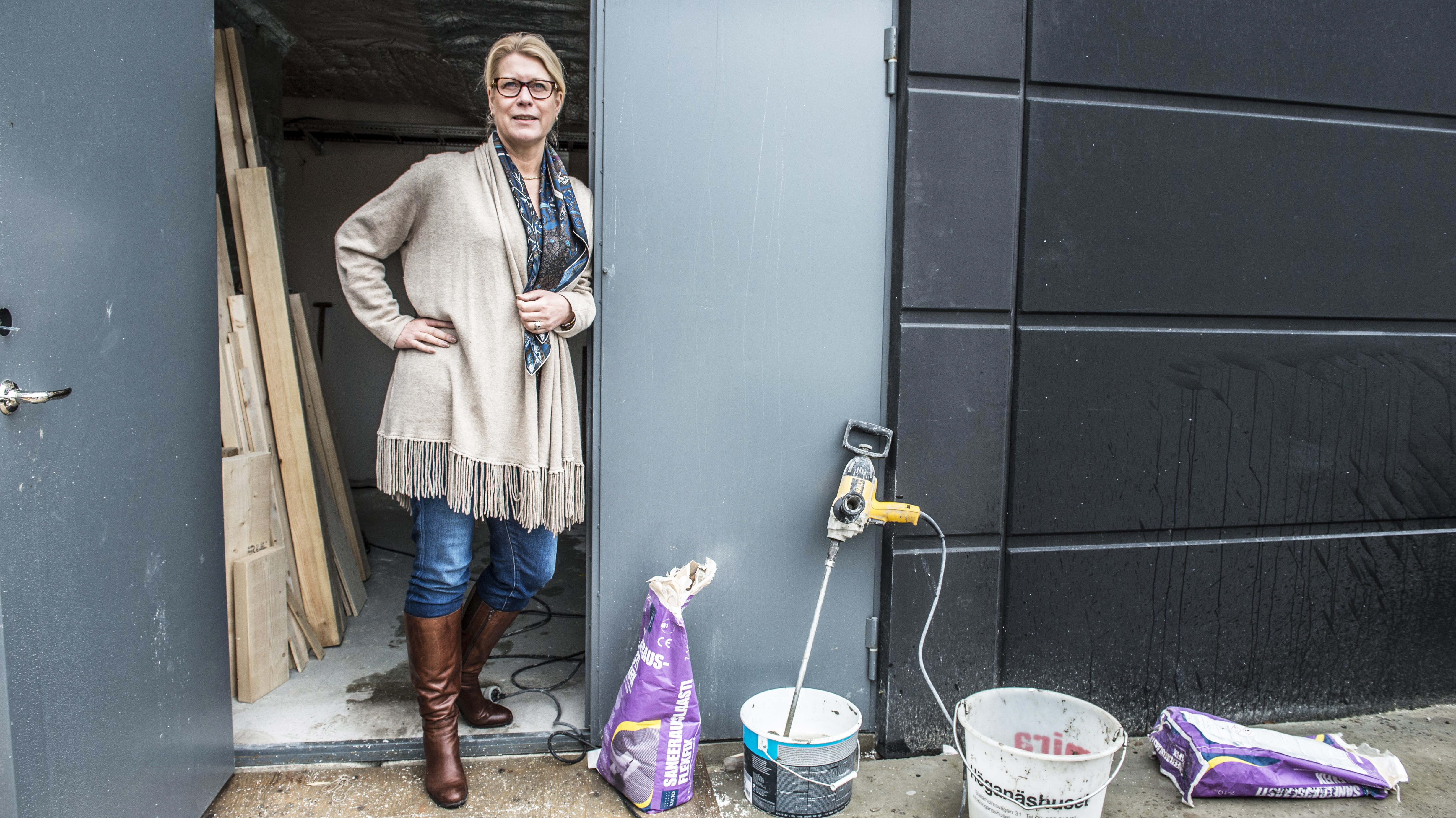 Catharina Elmsäter Svärd framför en dörr