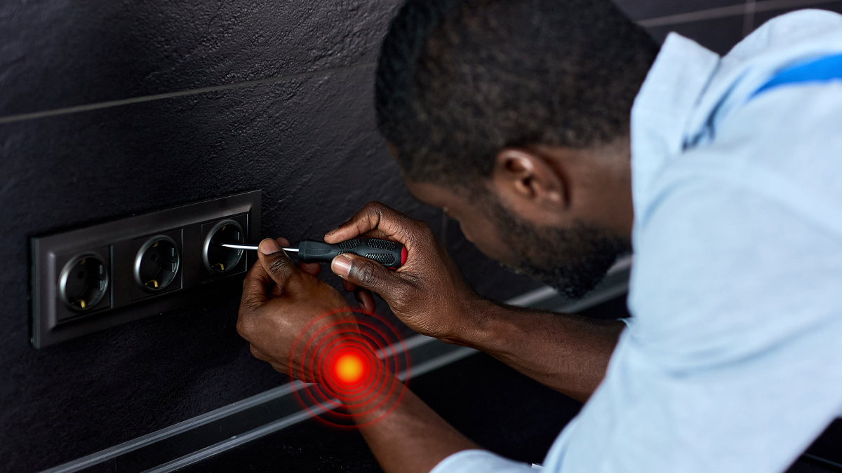 Elektriker arbetar med ett eluttag.