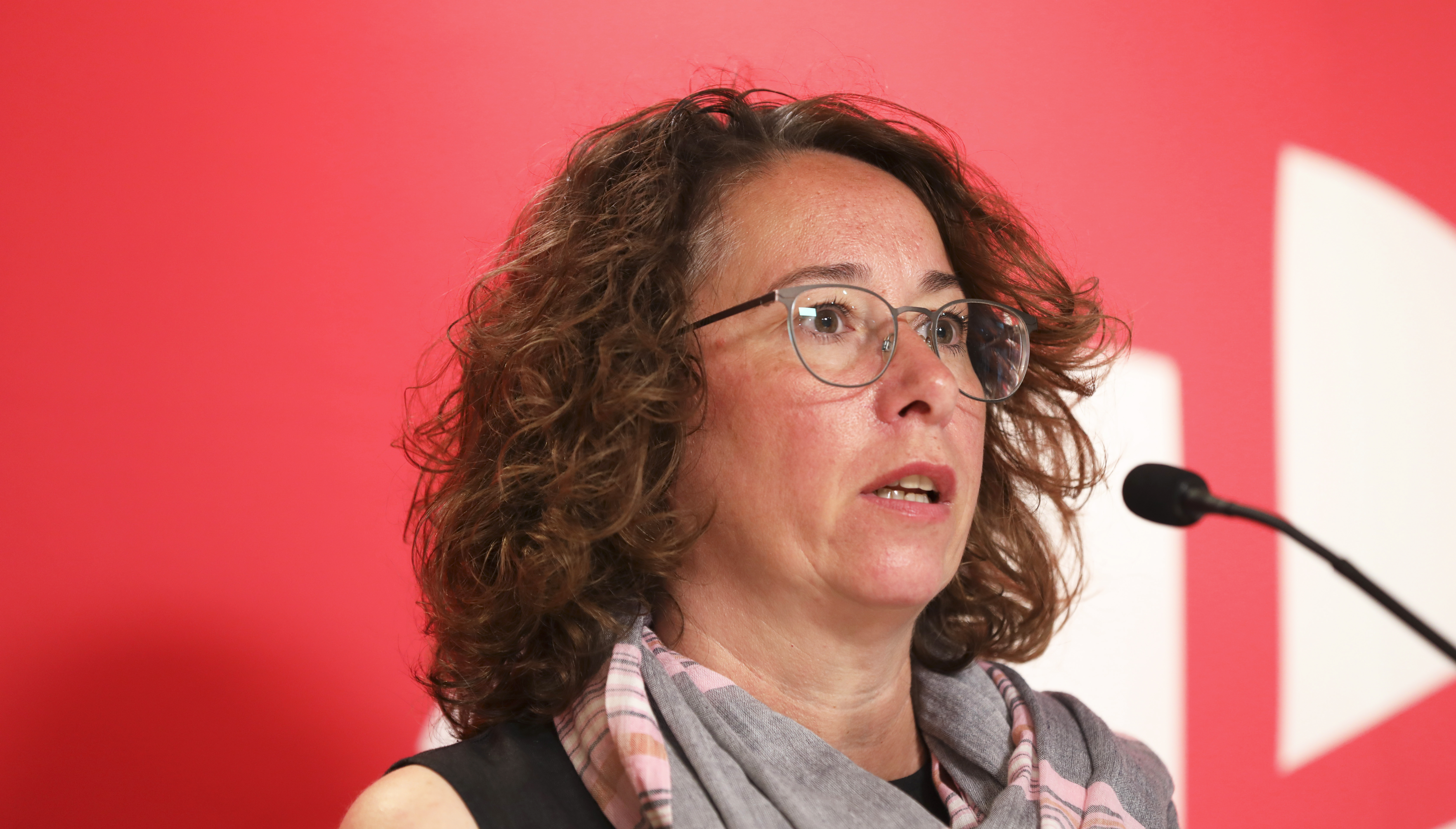 Gabriella Lavecchia framför röd vägg.