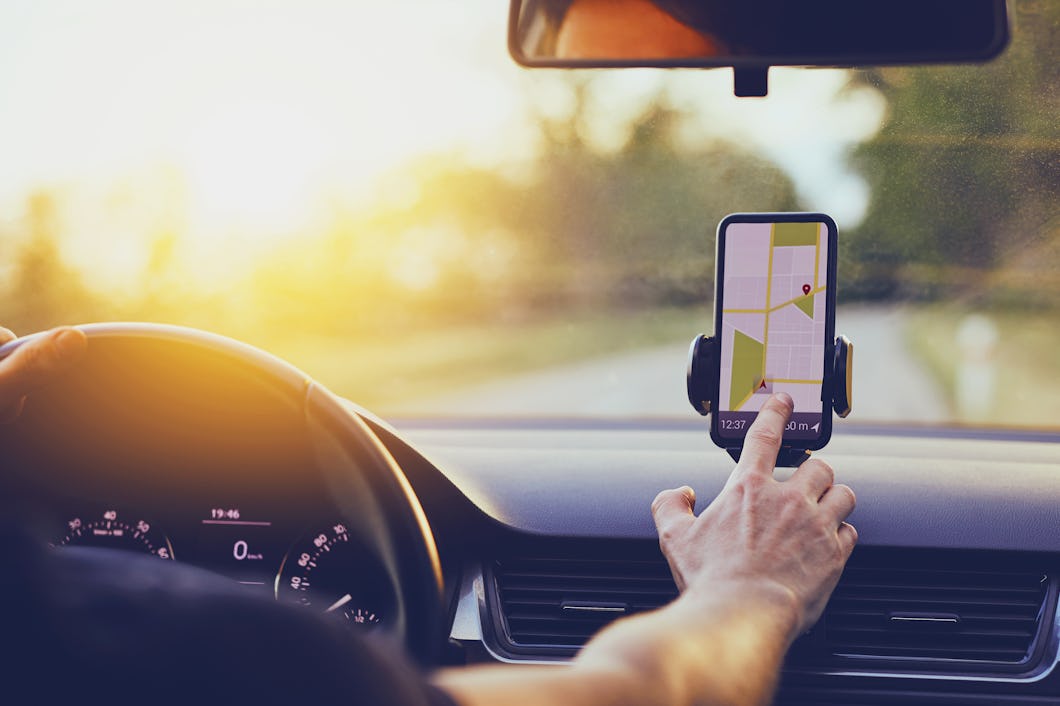 Person använder gps i bil