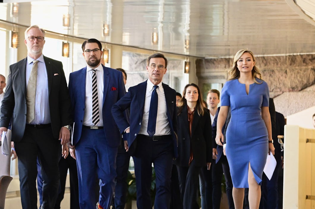 Johan Pehrson, Jimmie Åkesson, Ulf Kristersson och Ebba Busch på väg till presskonferens i riksdagen.