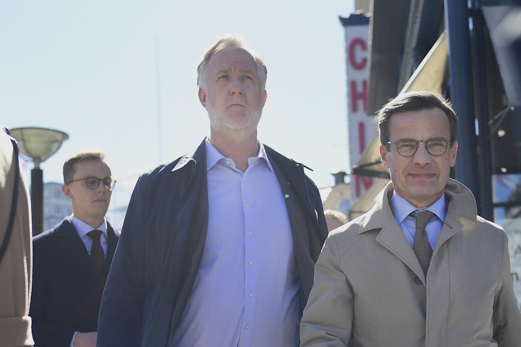 Johan Pehrson och Ulf Kristersson går.