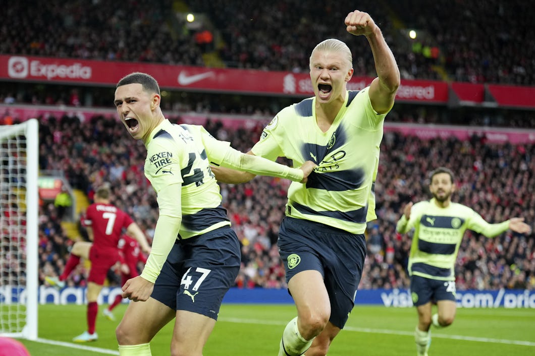 Manchester Citys Erling Haaland firar med Phil Foden.