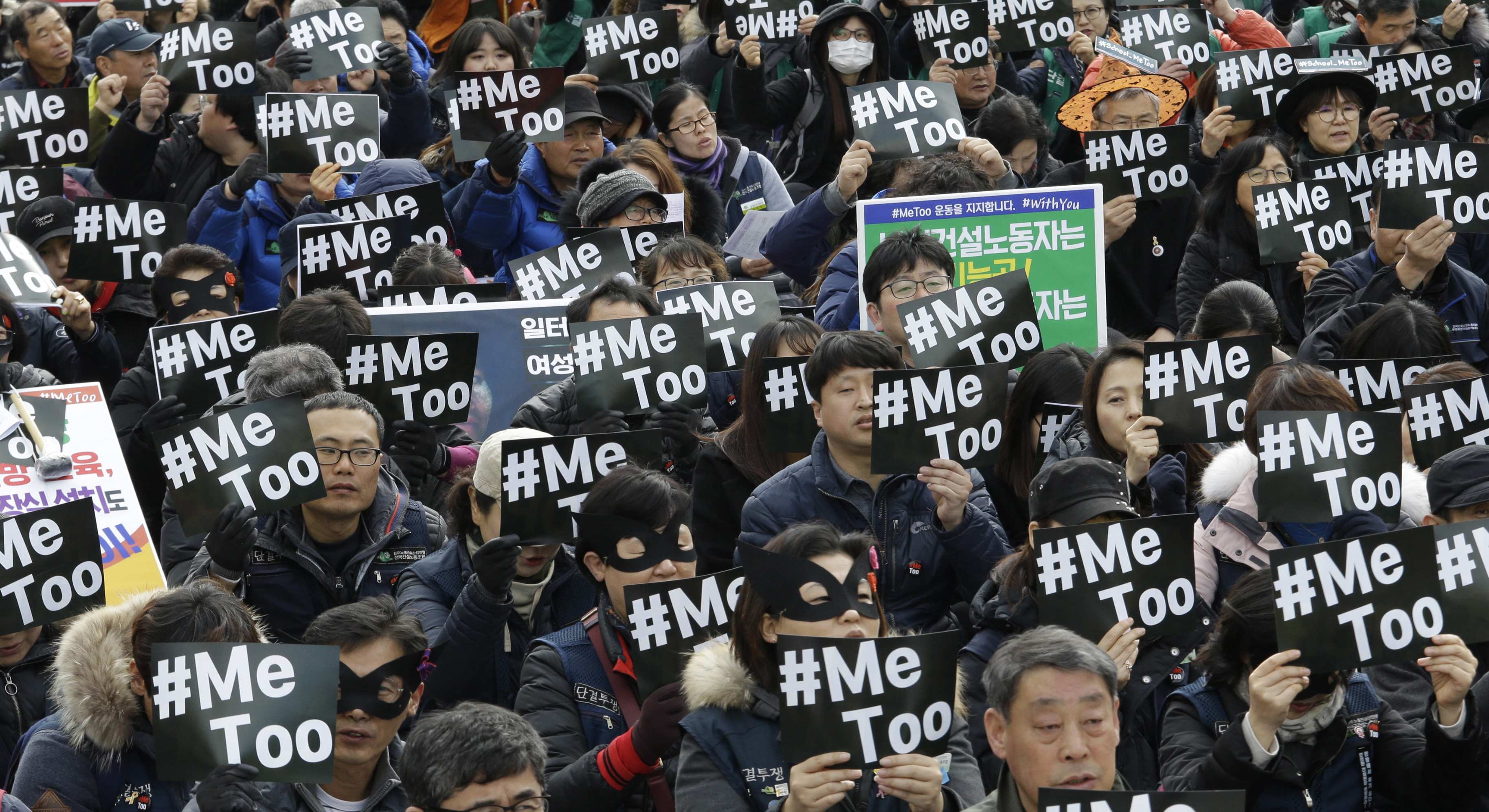 Människor håller skyltar med Metoo på