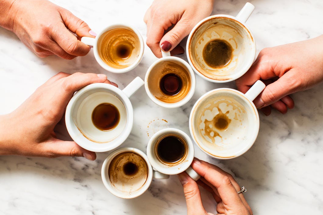 händer som håller i kaffekoppar