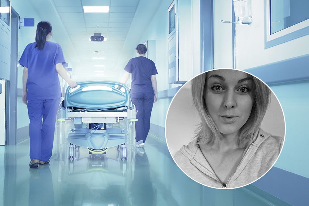 sjuksköterskor i korridor med säng