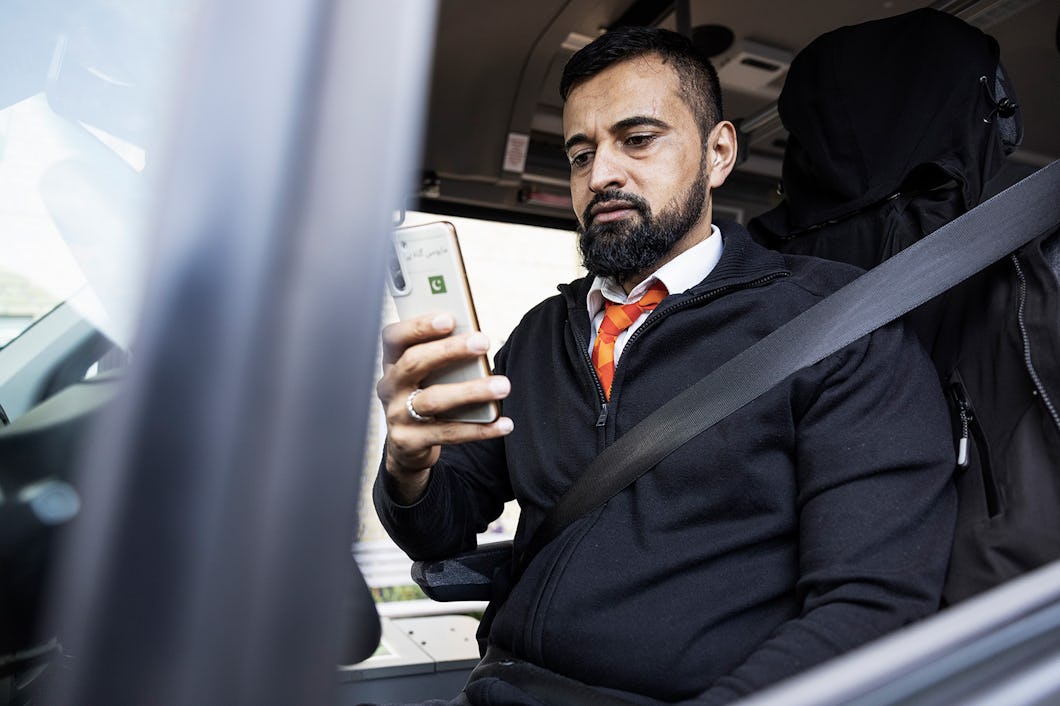 Waqas Hussain får använda språkappen Lingio en till två timmar i veckan på betald arbetstid.