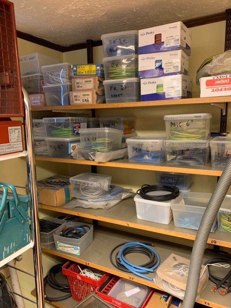 Ett lager med elprylar.