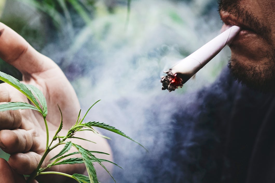 Man röker cannabis